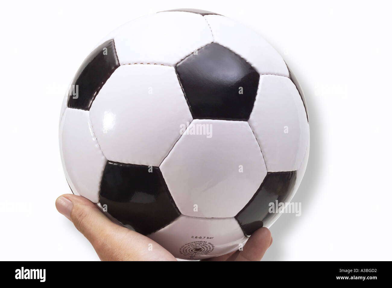 Personne holding soccer ball, close-up Banque D'Images