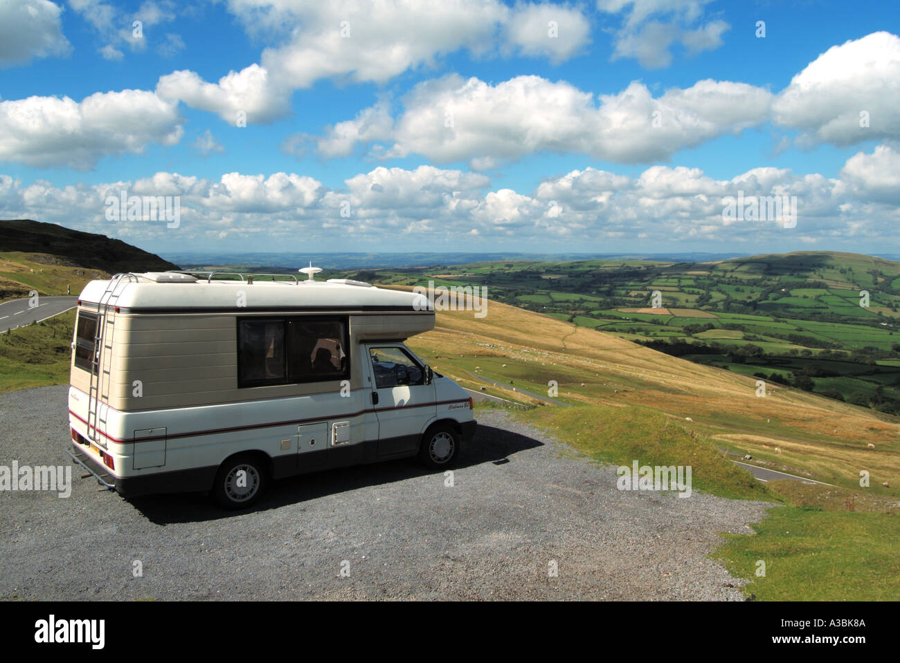 Touring Brecon Beacons National Park in Auto Sleeper VW camping-car garé en layby pour une pause de conduite profiter du paysage agricole rural du sud du pays de Galles au Royaume-Uni Banque D'Images