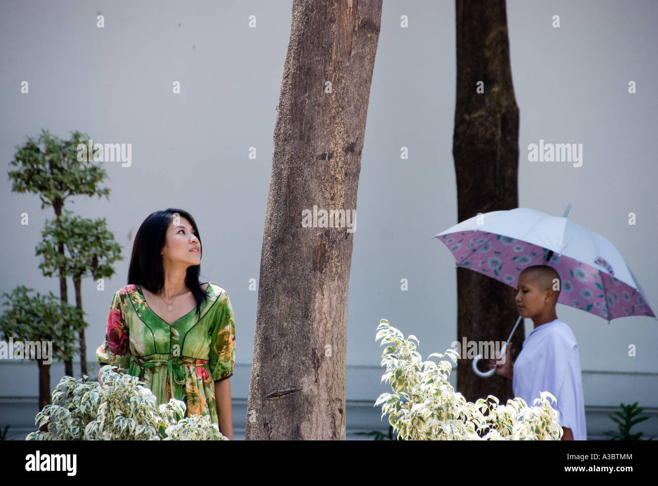 Jeune femme thaïlandaise promenades le long les rues tranquilles de Bangkok. Banque D'Images