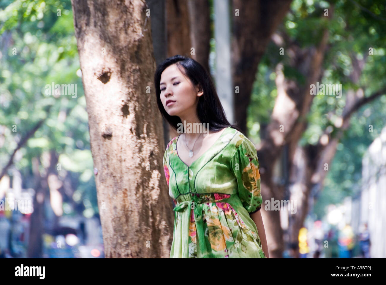 Jeune femme thaïlandaise promenades le long les rues tranquilles de Bangkok. Banque D'Images