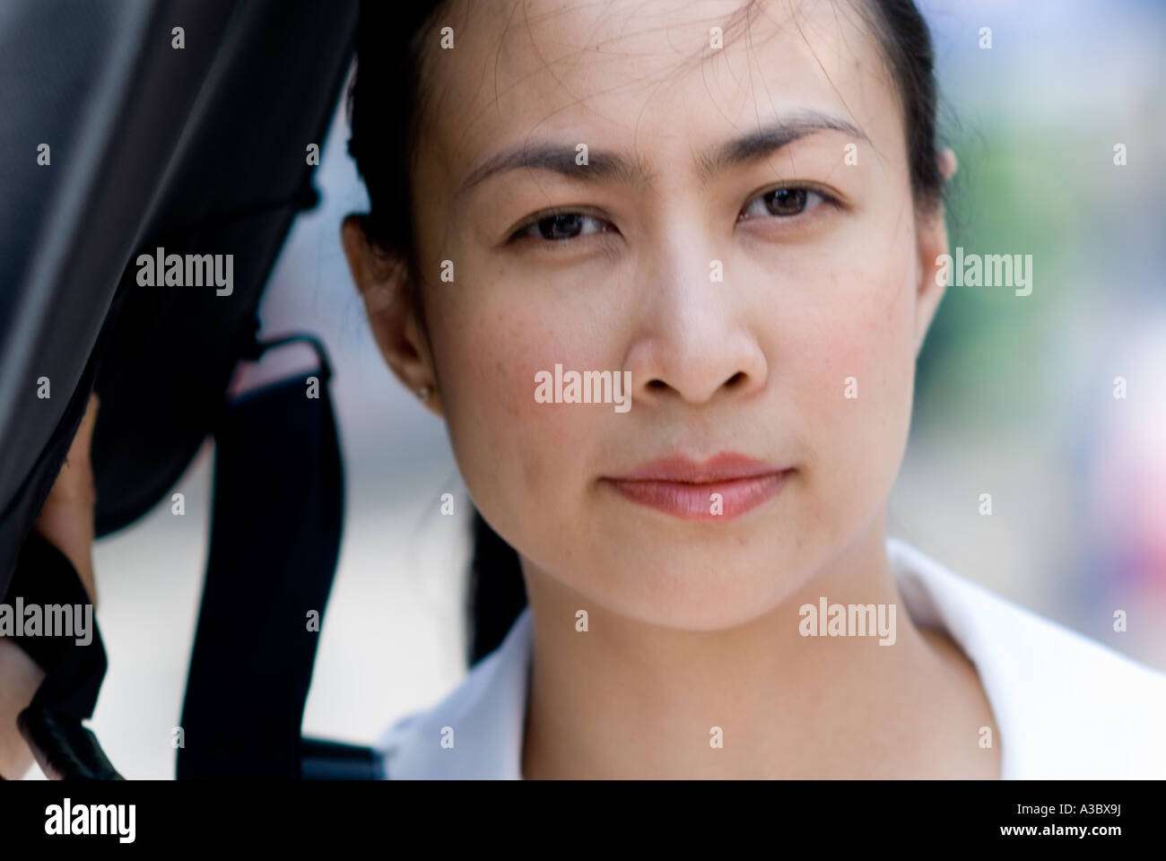 Jeune femme thaïlandaise pour se rendre à son travail à Silom (avion) District de Bangkok, Thaïlande. Banque D'Images