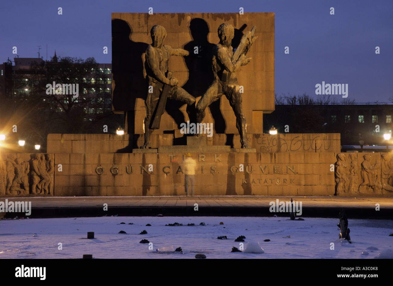 Vue nocturne de la liberation monument moderne, Ankara, Turquie Banque D'Images