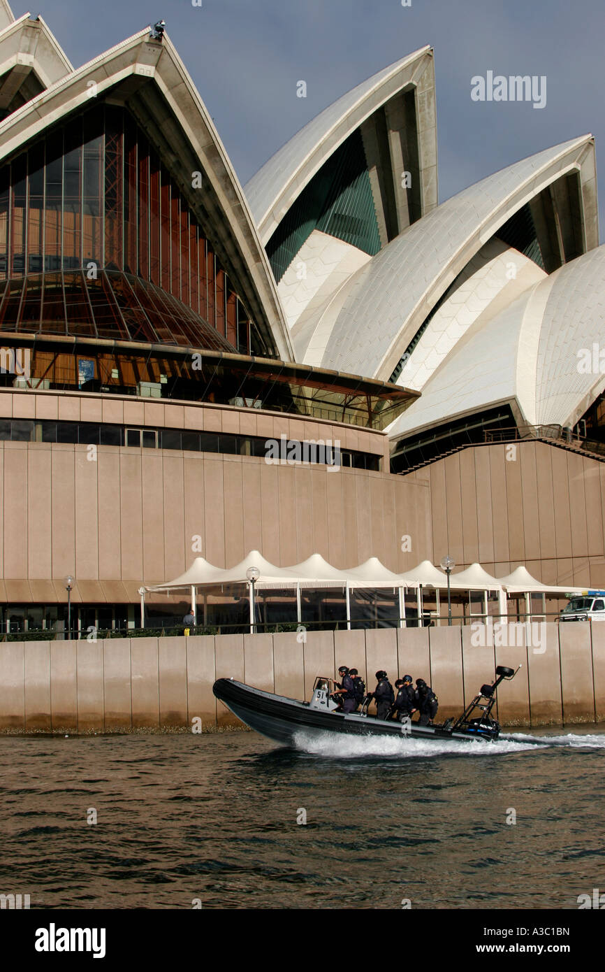 La patrouille de la police de l'eau Lutte contre la terreur le port de Sydney et l'Opéra Banque D'Images