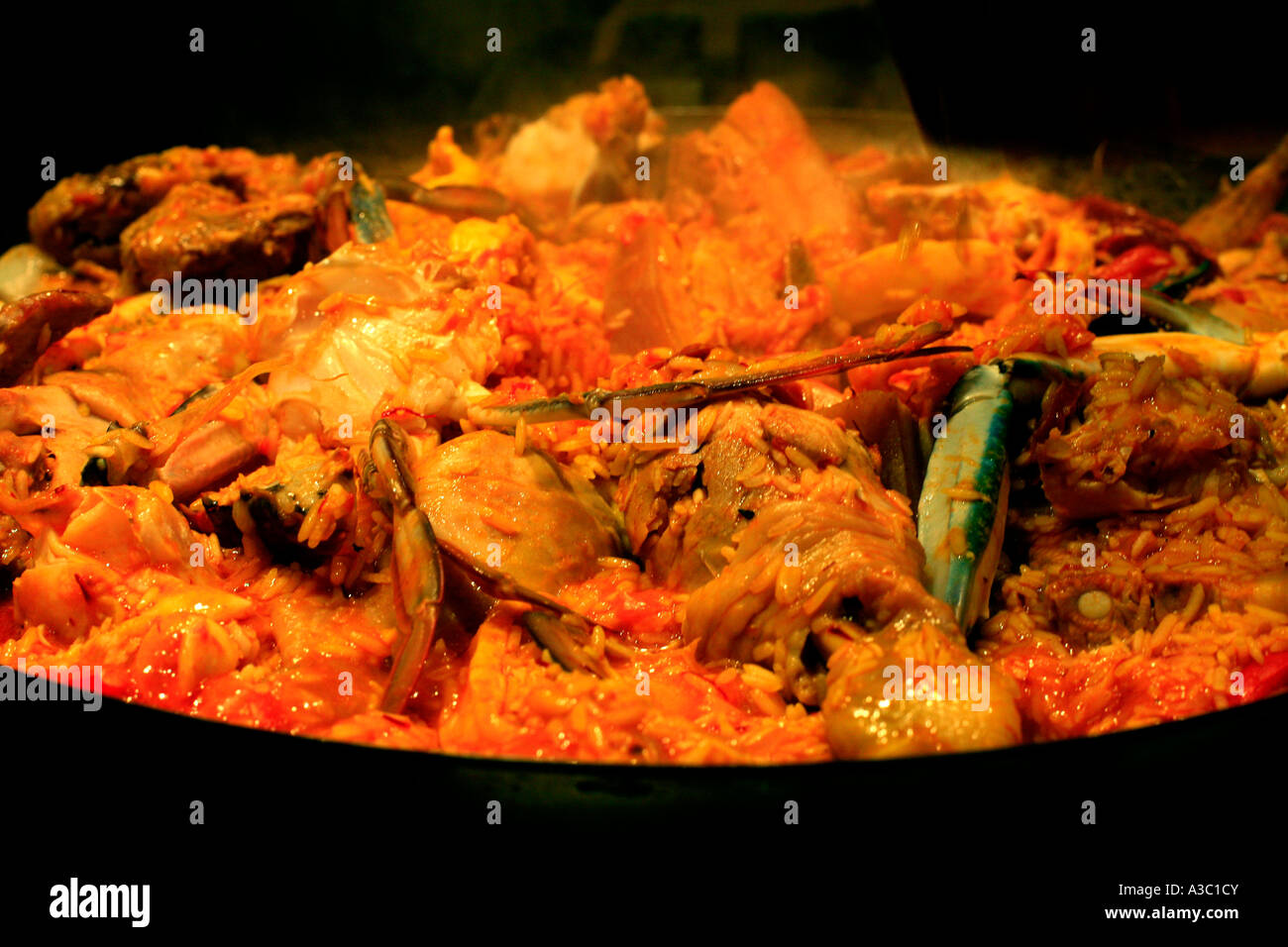 Une photographie d'une plaine de la paella avec pinces de crabe et le porc poulet squid Banque D'Images