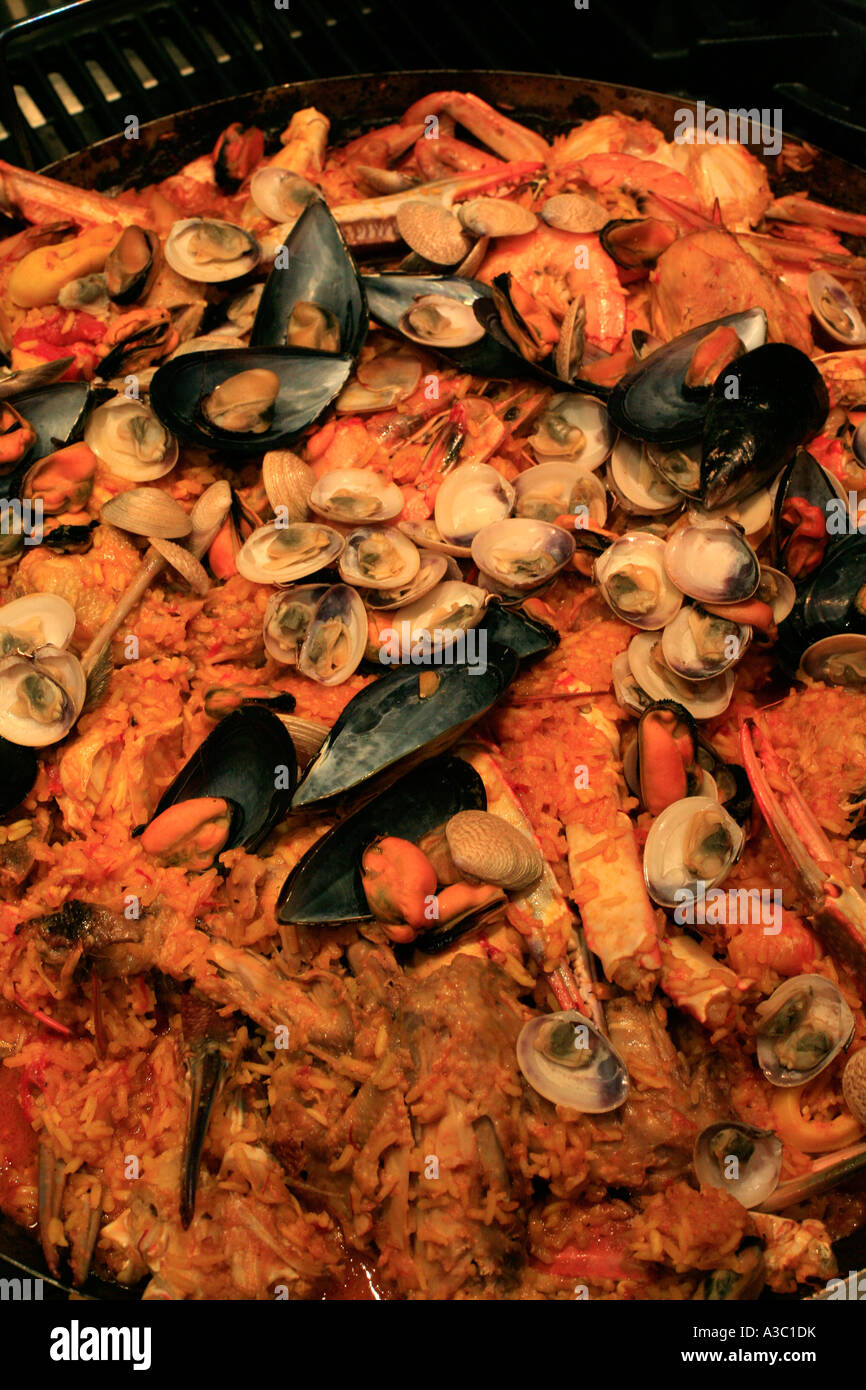 Une photographie d'une plaine de la paella avec pinces de crabe et le porc poulet squid Banque D'Images