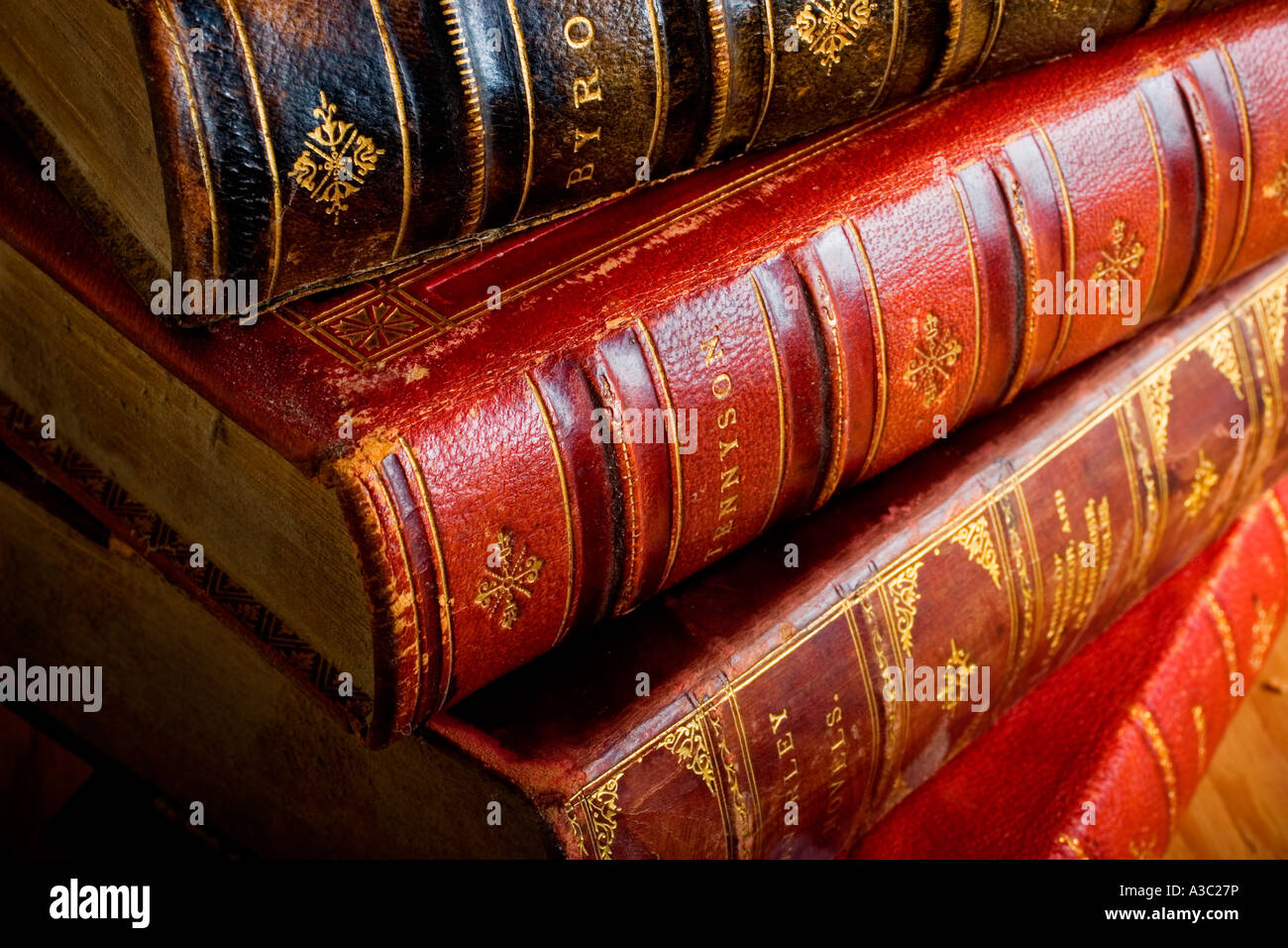 Quatre livres reliés en cuir antique de la littérature du dix-neuvième siècle dont la poésie de Tennyson et Bryon Banque D'Images