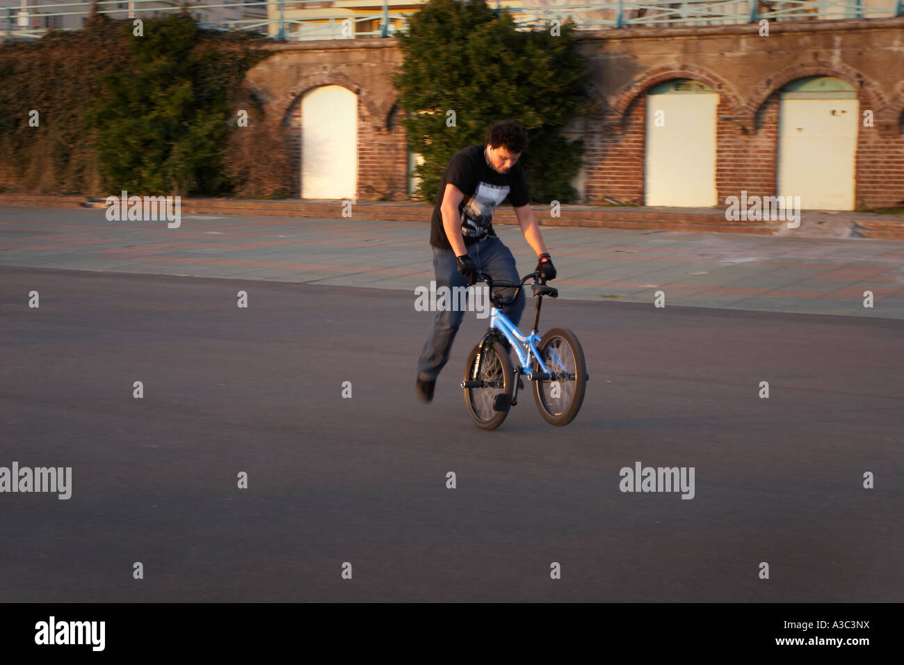 Terrain plat à Brighton bmx rider Banque D'Images