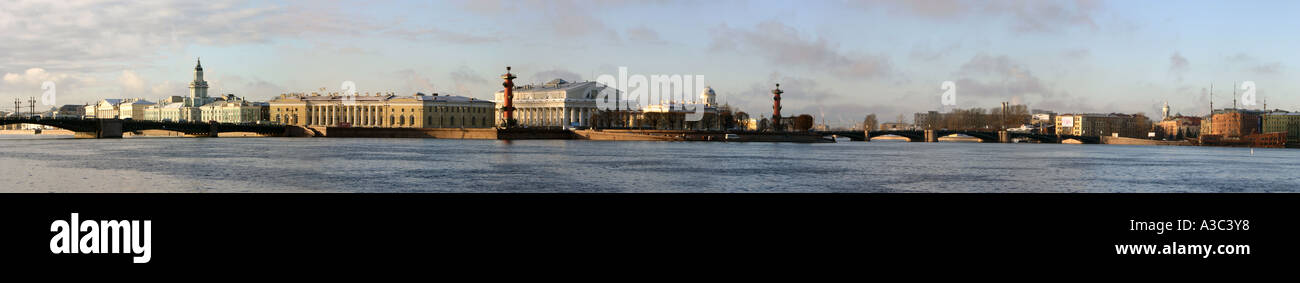 La vieille bourse de Saint-Pétersbourg et de colonnes rostrales vu de la Neva, Saint-Pétersbourg, Russie. Banque D'Images