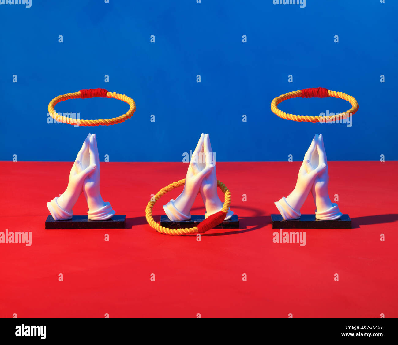 Mains qui prient comme un anneau-toss jeu par Pete McArthur 2001 Banque D'Images