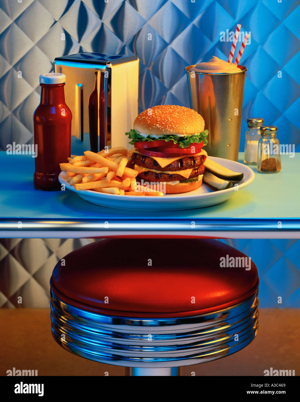 Un hamburger frites et un milk-shake au 1950 s comptoir repas par Pete McArthur 2001 Banque D'Images