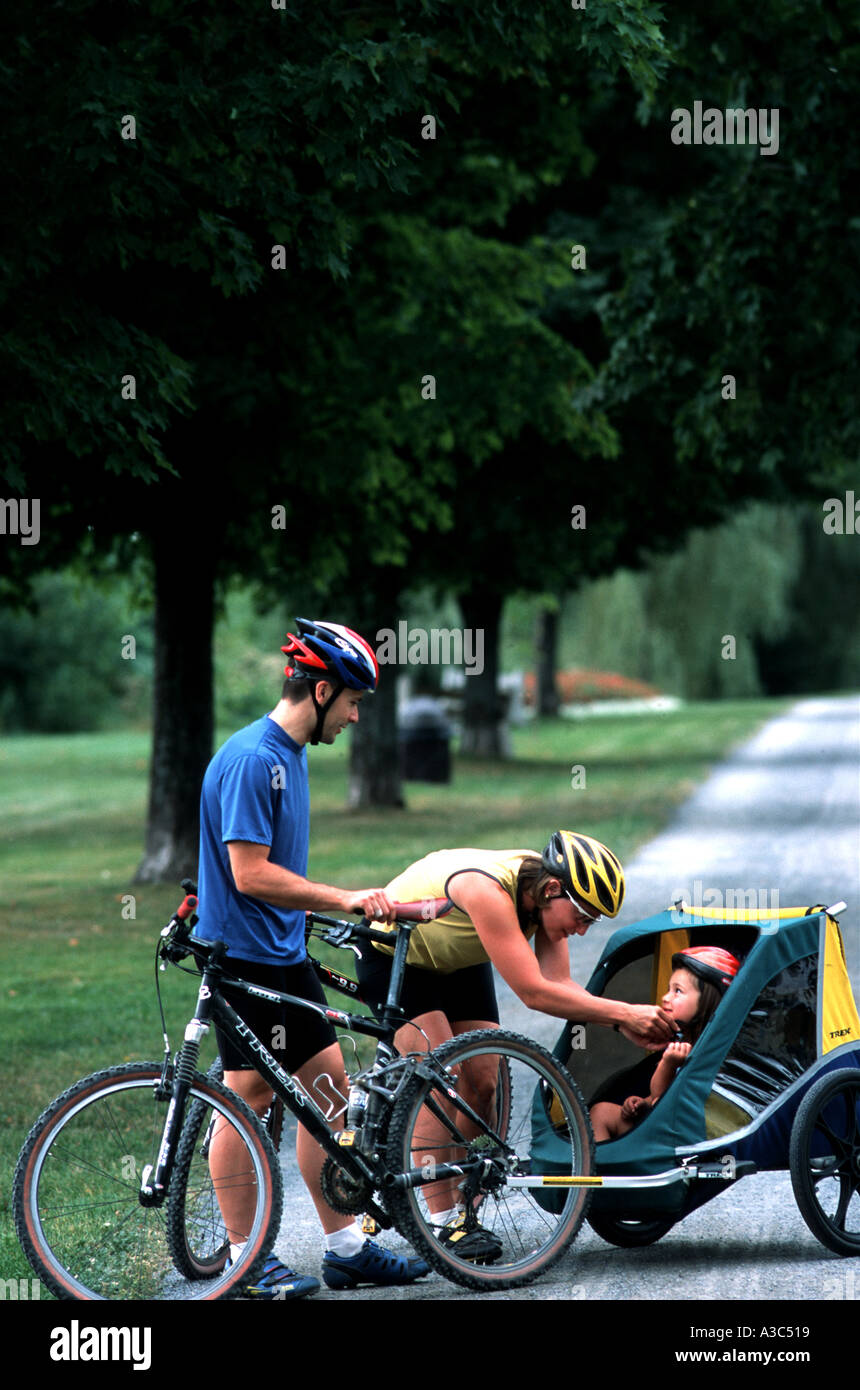 Père et Mère avec enfant de vélo sur bande verte à Fredericton Nouveau-Brunswick Canada Banque D'Images