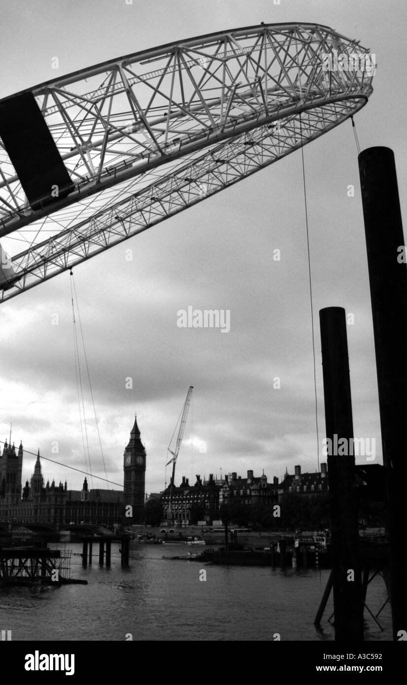 London England UK roue du millénaire être errected en noir et blanc Banque D'Images
