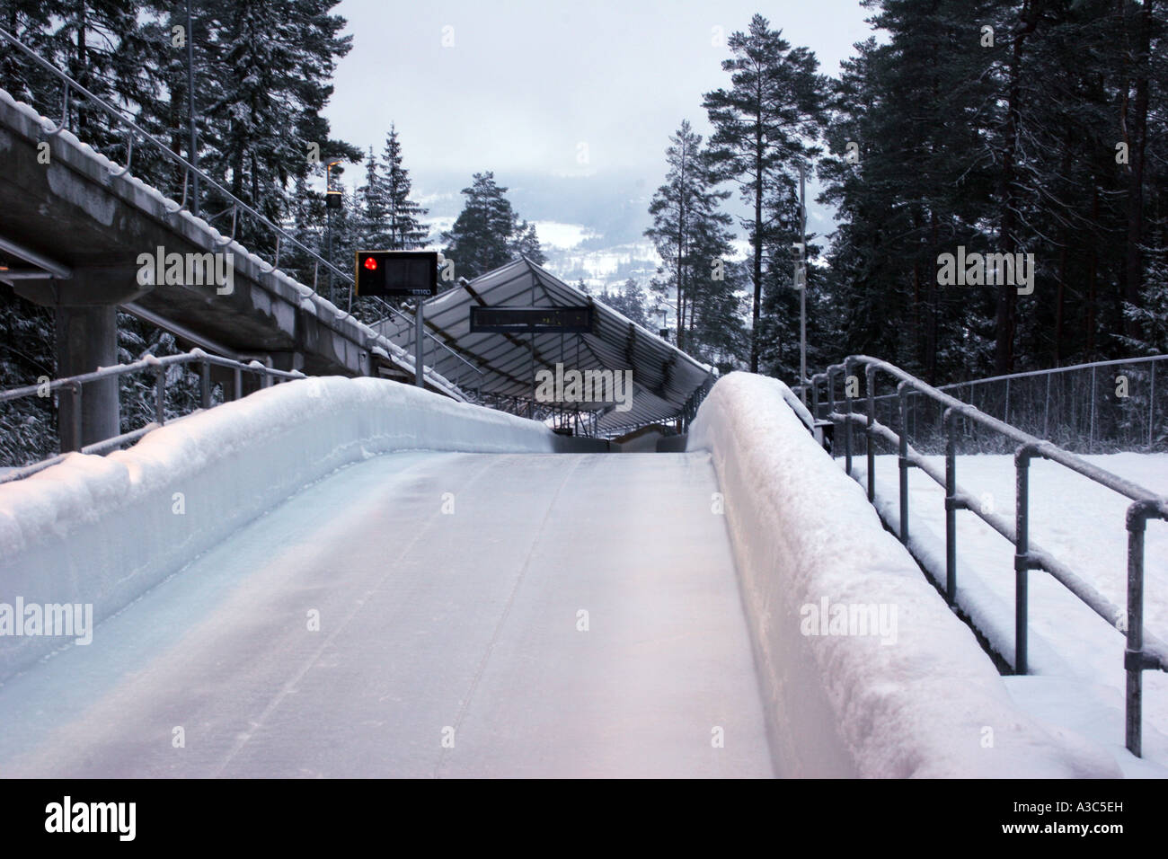 La ligne de départ de la piste de bobsleigh olympique de Lillehammer, Norvège Banque D'Images