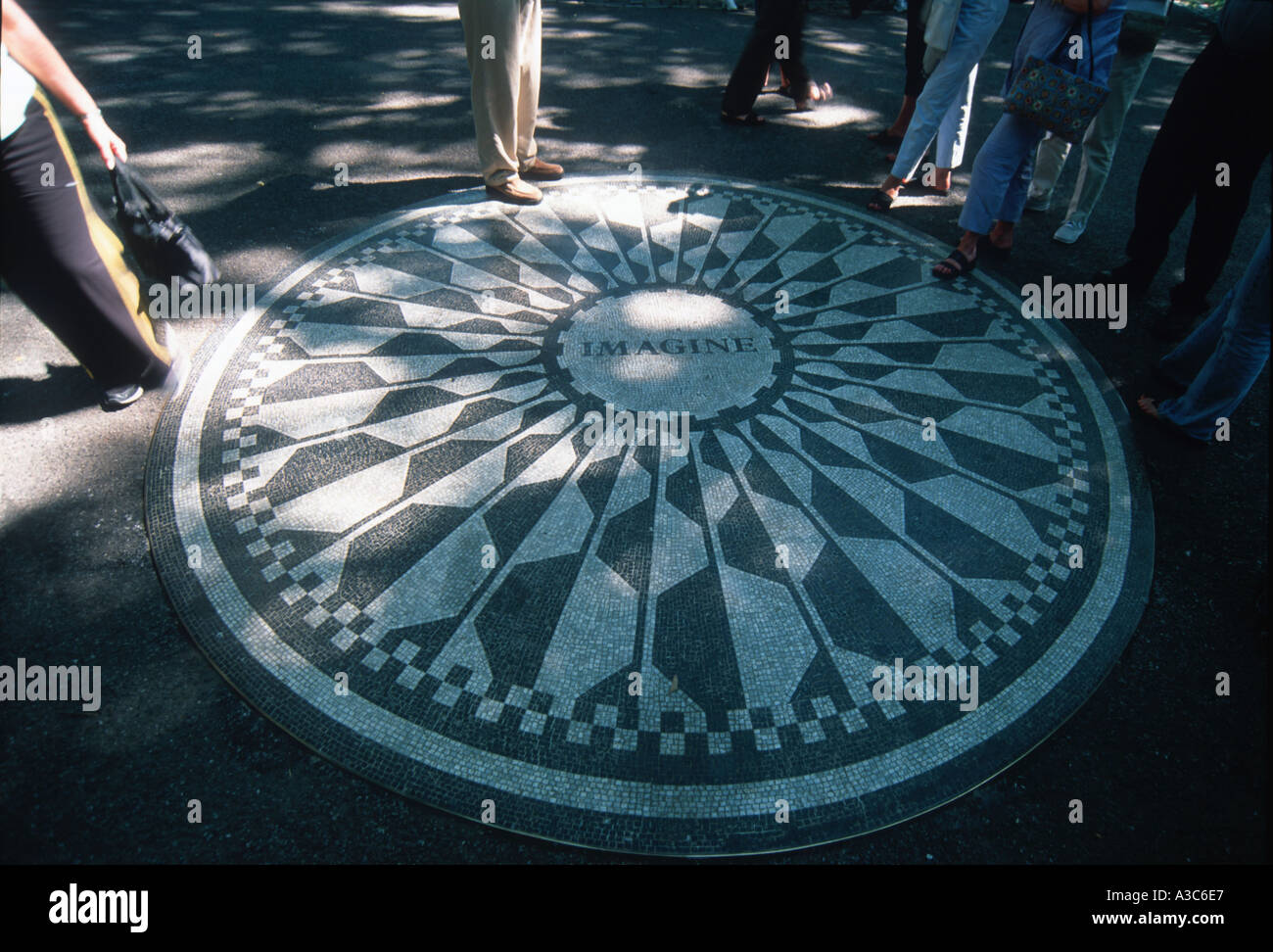 Les touristes à la recherche chez imagine John Lennon Memorial pour la mosaïque de Strawberry Fields à Central Park Manhattan New York USA Banque D'Images