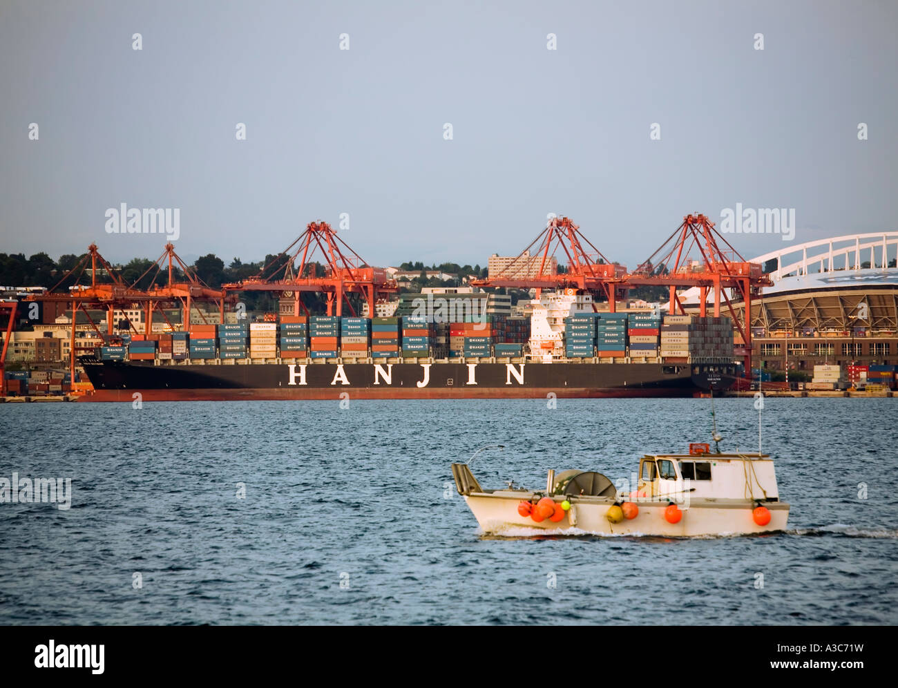 Bateau de pêche de quitter port avec porte-conteneurs en cours de chargement Port de Seattle, USA Banque D'Images