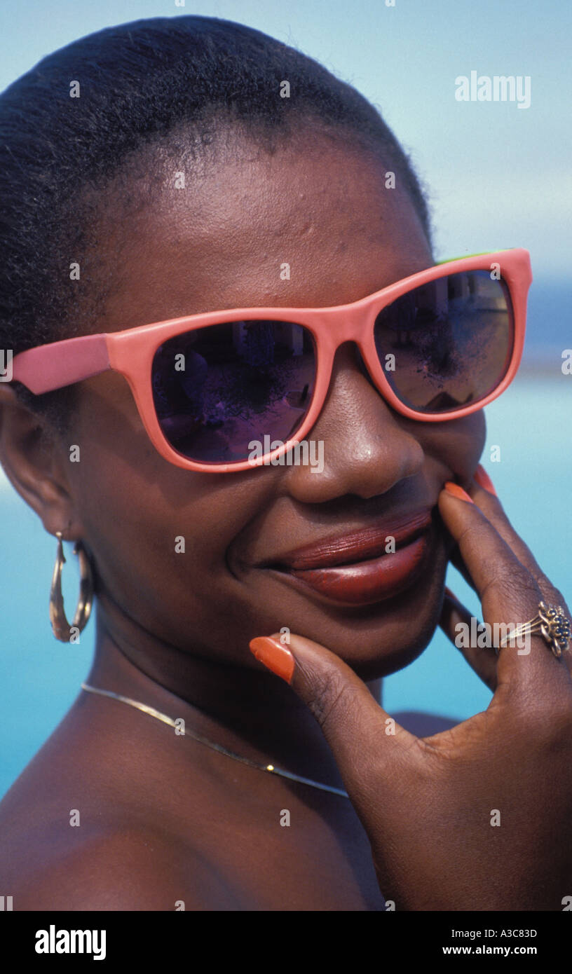 Une jolie femme jamaïcaine noire avec les cheveux courts porte des lunettes  roses pour correspondre à sa ongles Photo Stock - Alamy