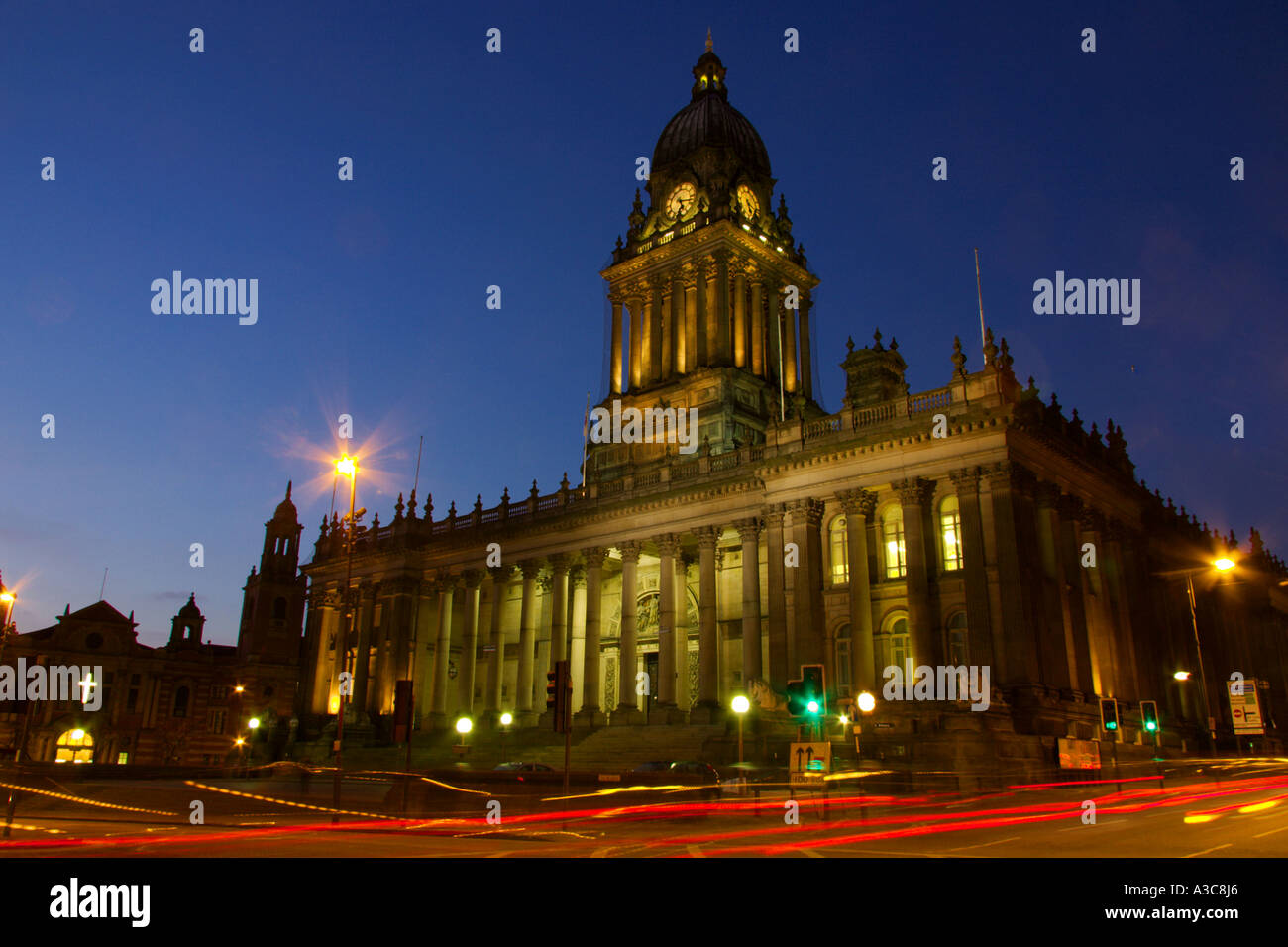 Leeds Town Hall de nuit avec circulation Banque D'Images