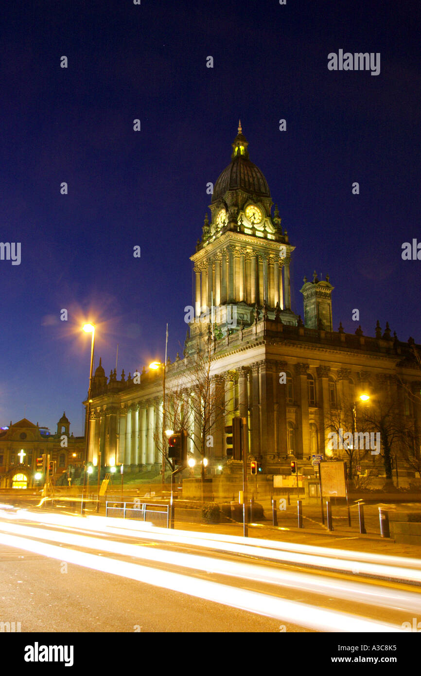 Leeds town hall de nuit avec circulation Banque D'Images