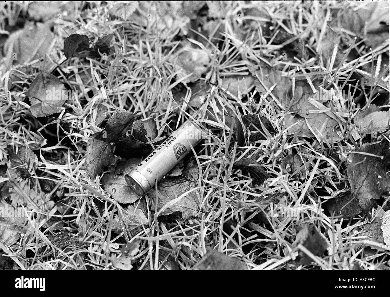 Shot gun couché cartouche jetée sur le terrain Banque D'Images