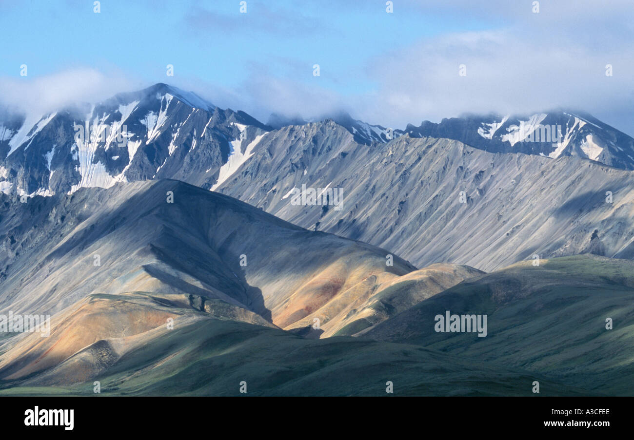 Les nuages se déplacent dans une chaîne de montagnes dans le Parc National Denali mystérieux casting shadows le long de leur chemin. Banque D'Images