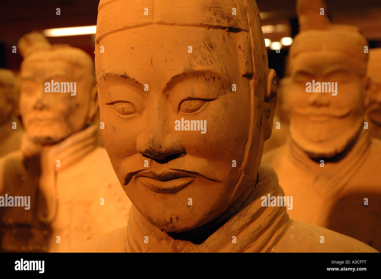 Réplique de la figure de chinois chinois célèbre armée de terre cuite de l'empereur Qinshi Huang creuser sur la pièce à Varsovie, Pologne Banque D'Images