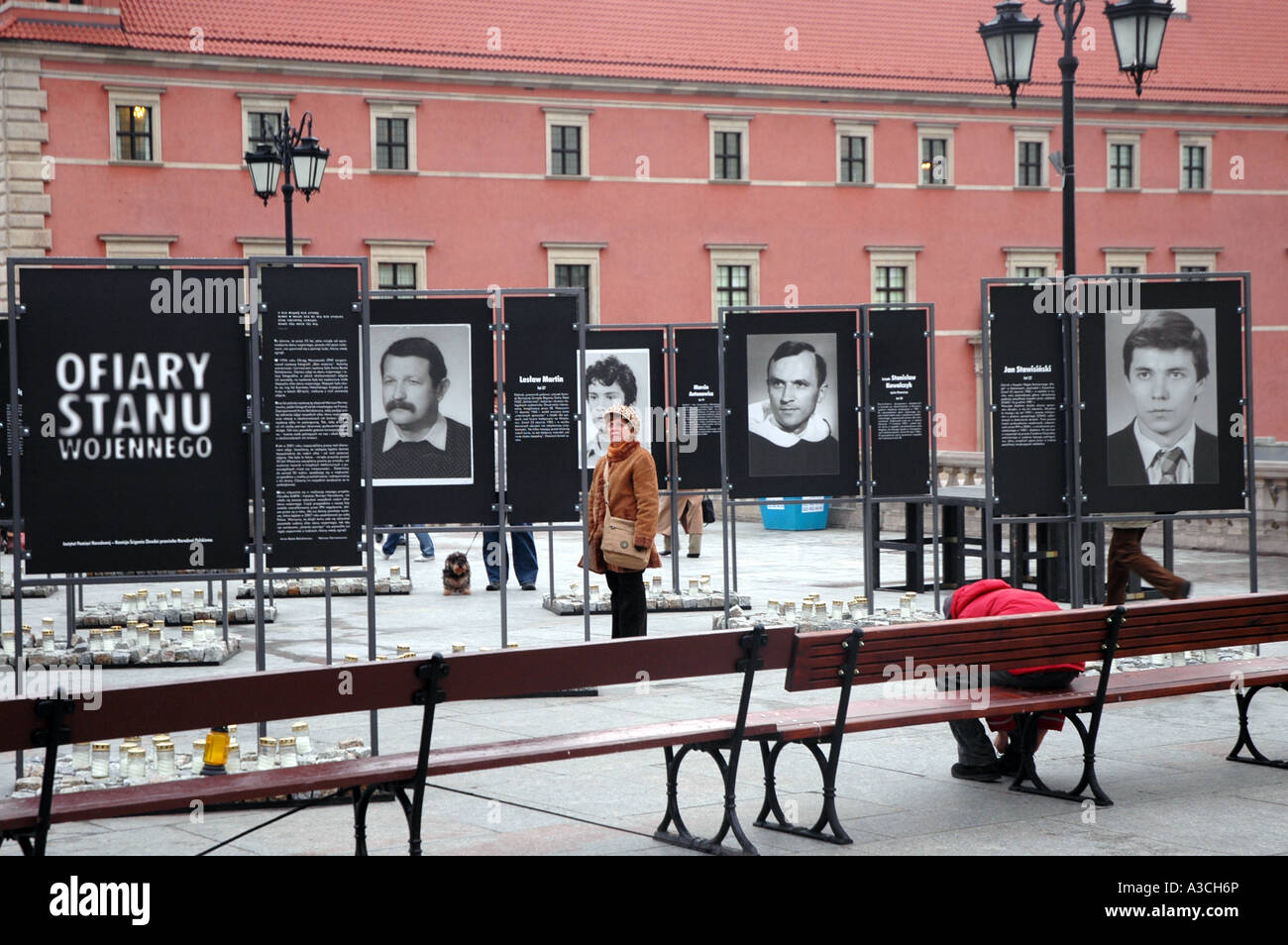 25e anniversaire de la loi martiale introduire en Pologne. Des photographies de personnes tués par régime communiste. Banque D'Images