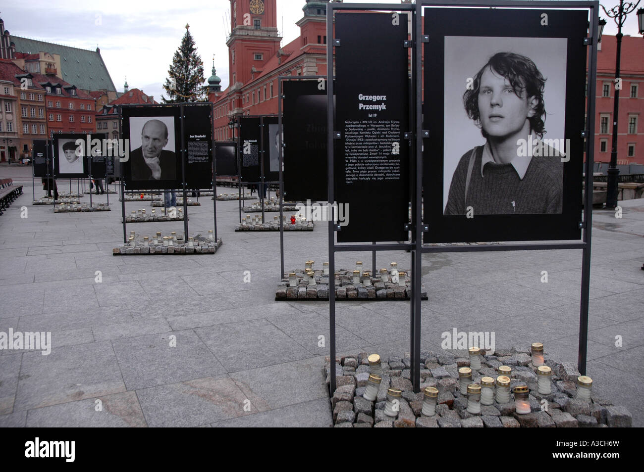 25e anniversaire de la loi martiale introduire en Pologne. Des photographies de personnes tués par - Grzegorz Przemyk regim communiste. Banque D'Images