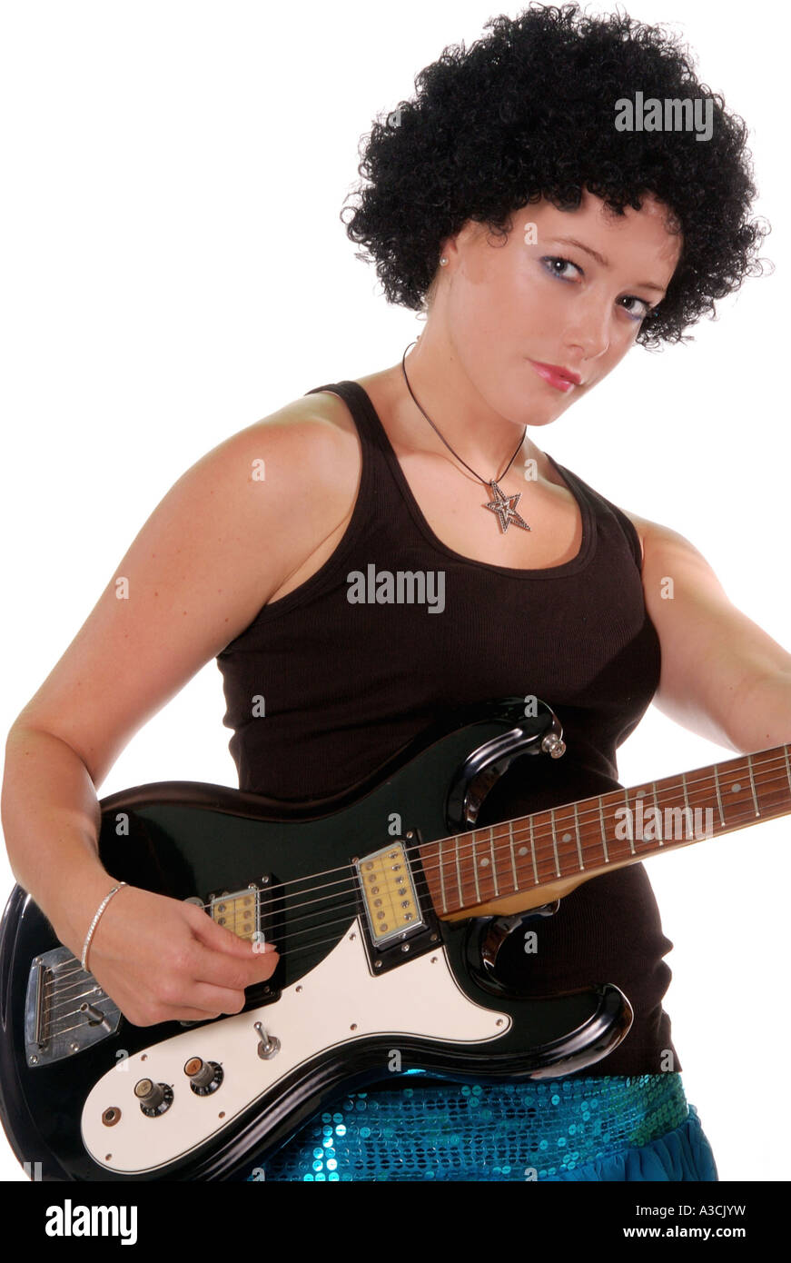 Rock Girl Retro 60's look avec Afro jouant une guitare électrique Banque D'Images