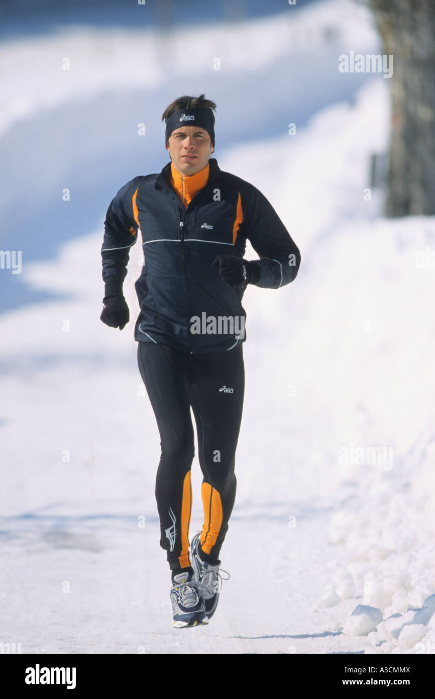 Jogger dans la neige Banque D'Images