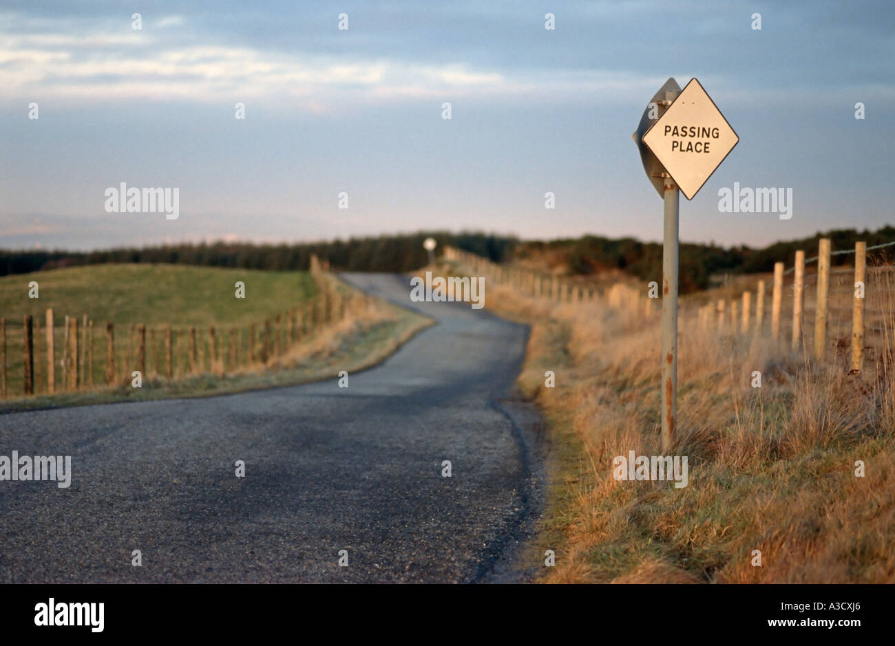 Lieu de passage signe sur une seule piste road dans les Highlands écossais Banque D'Images