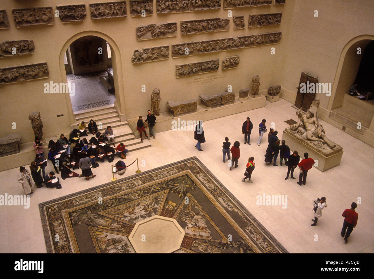 Les gens, les étudiants sur l'excursion, antiquités grecques au Louvre, Musée Denon, musée, musée d'art français, Paris, Ile-de-France, France Banque D'Images
