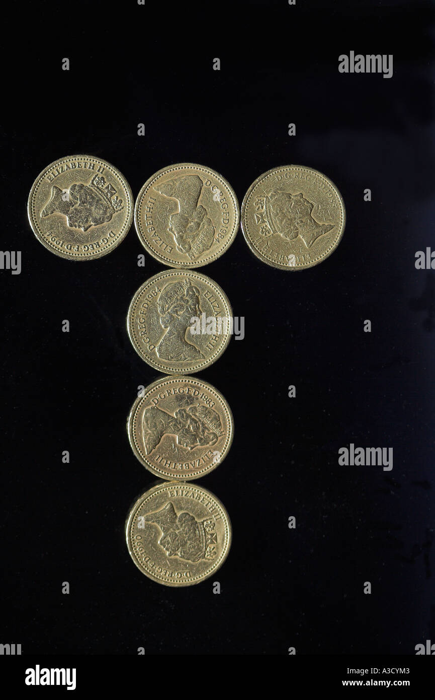 British pound coins font lettre t sur noir Banque D'Images