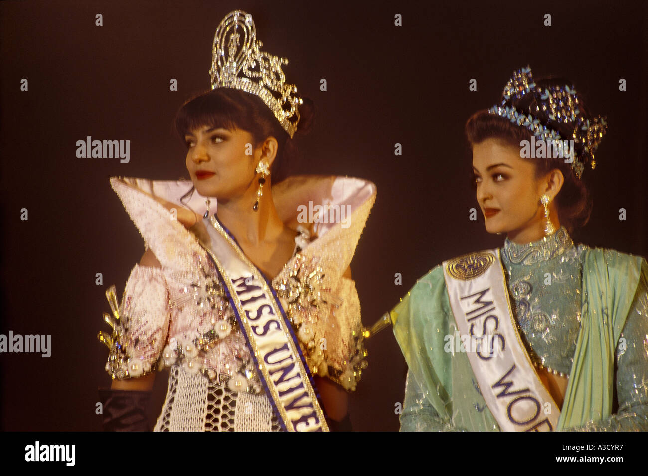 Modèle indien sud-asiatique Miss Univers Sushmita Sen avec Miss monde Aishwarya Rai après avoir remporté la couronne - sans autorisation du modèle - uniquement pour un usage éditorial Banque D'Images
