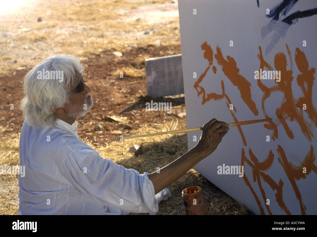 M F Husain artiste indien peignant des chevaux sur toile dans la ville de film Goregaon Bombay Mumbai Maharashtra Inde Asie asiatique Indien dpa 76763 vca Banque D'Images