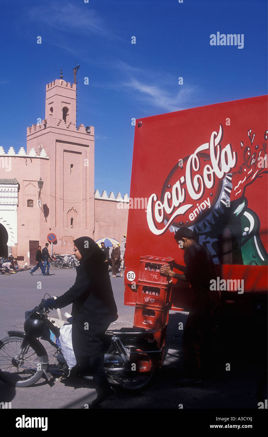 Une femme musulmane en robe musulmane traditionnelle près d'un camion Coca Cola Place Djemaa el Fna Marrakech Maroc Banque D'Images