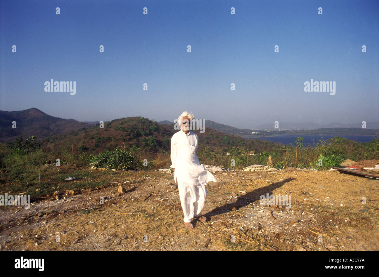 Maqbool Fida Husain, M. F. Hussain, peintre indien marchant à Film City, Goregaon, Mumbai, Bombay, Maharashtra, Inde, Asie Banque D'Images