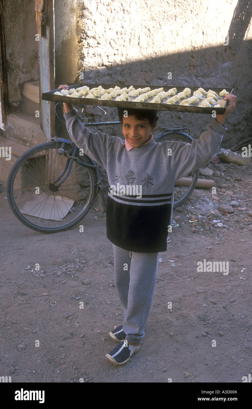 Garçon marocain carrying tray de gâteaux à Marrakech Maroc Banque D'Images