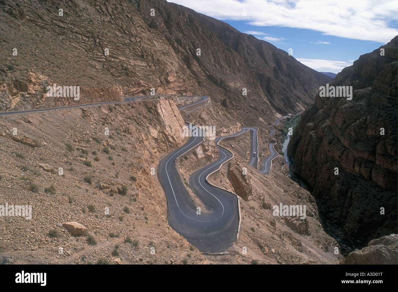Lacets sur route de montagne dans les spectaculaires Gorges de Todra près de Tinerhir, dans le sud du Maroc Banque D'Images