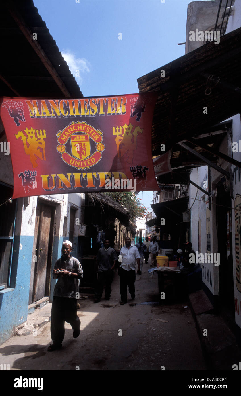 Afrique Kenya Lamu island ville de Lamu, l'équipe de football anglais Manchester United pendaison bannière dans la rue Banque D'Images