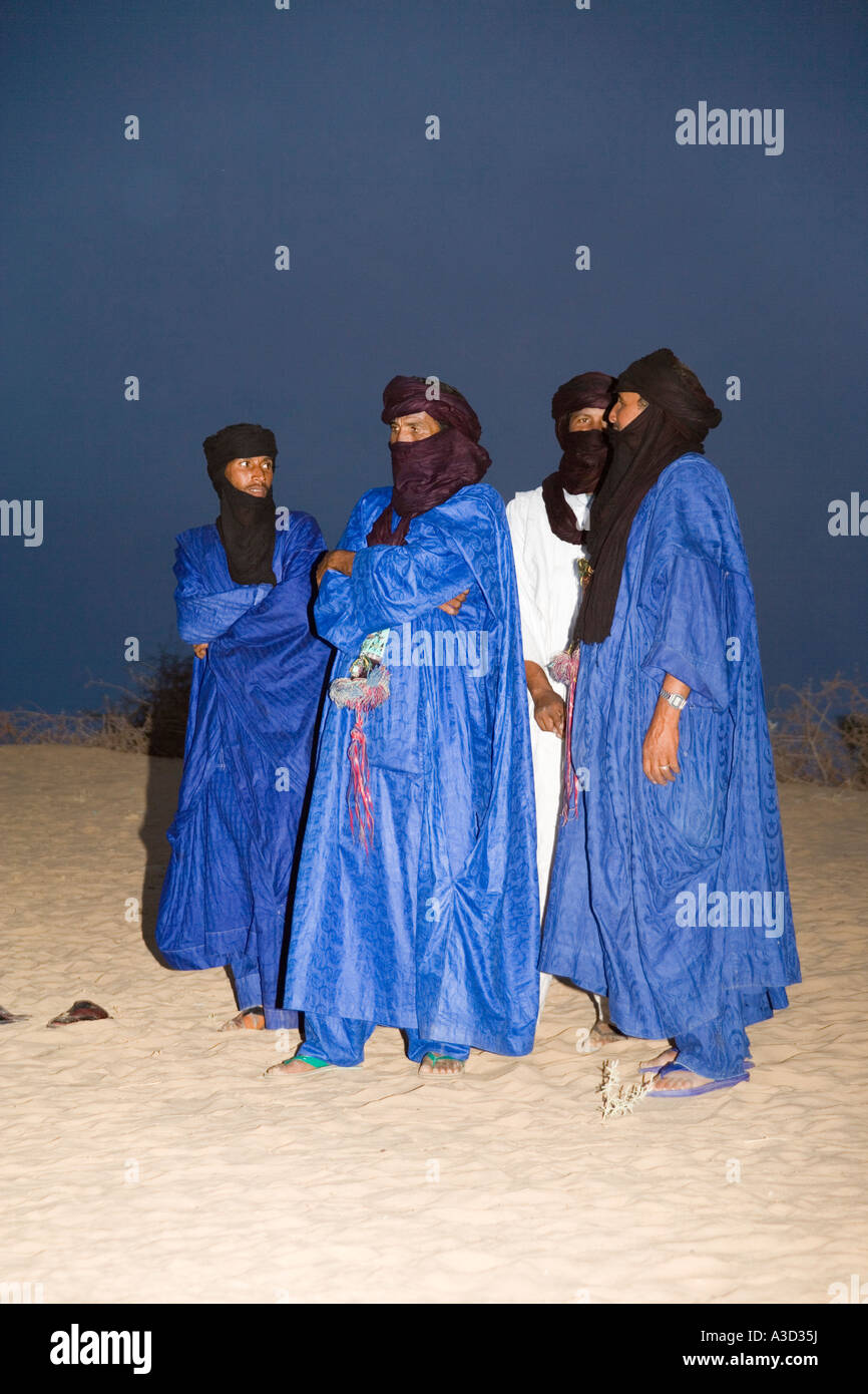 Les hommes touareg dans un camp près de Tombouctou Mali Afrique de l'Ouest Banque D'Images