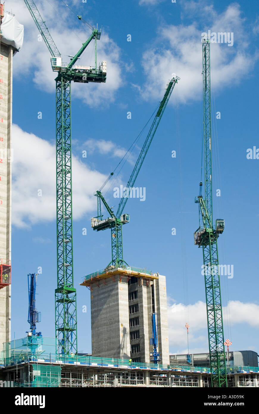 Nouvelle base de béton structurel de tours de bureaux en construction sur le site de l'industrie du bâtiment (grue de levage passager & London England UK Banque D'Images