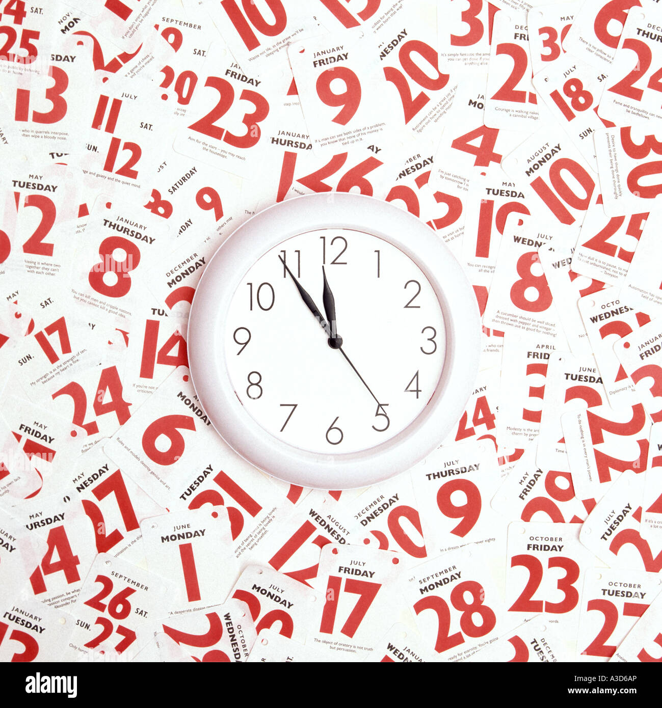 Tous les jours de l'image conceptuelle pages calendrier découpe autour d'une horloge (concept d'occupé programme de rendez-vous temps de faire de la planification des délais date Banque D'Images