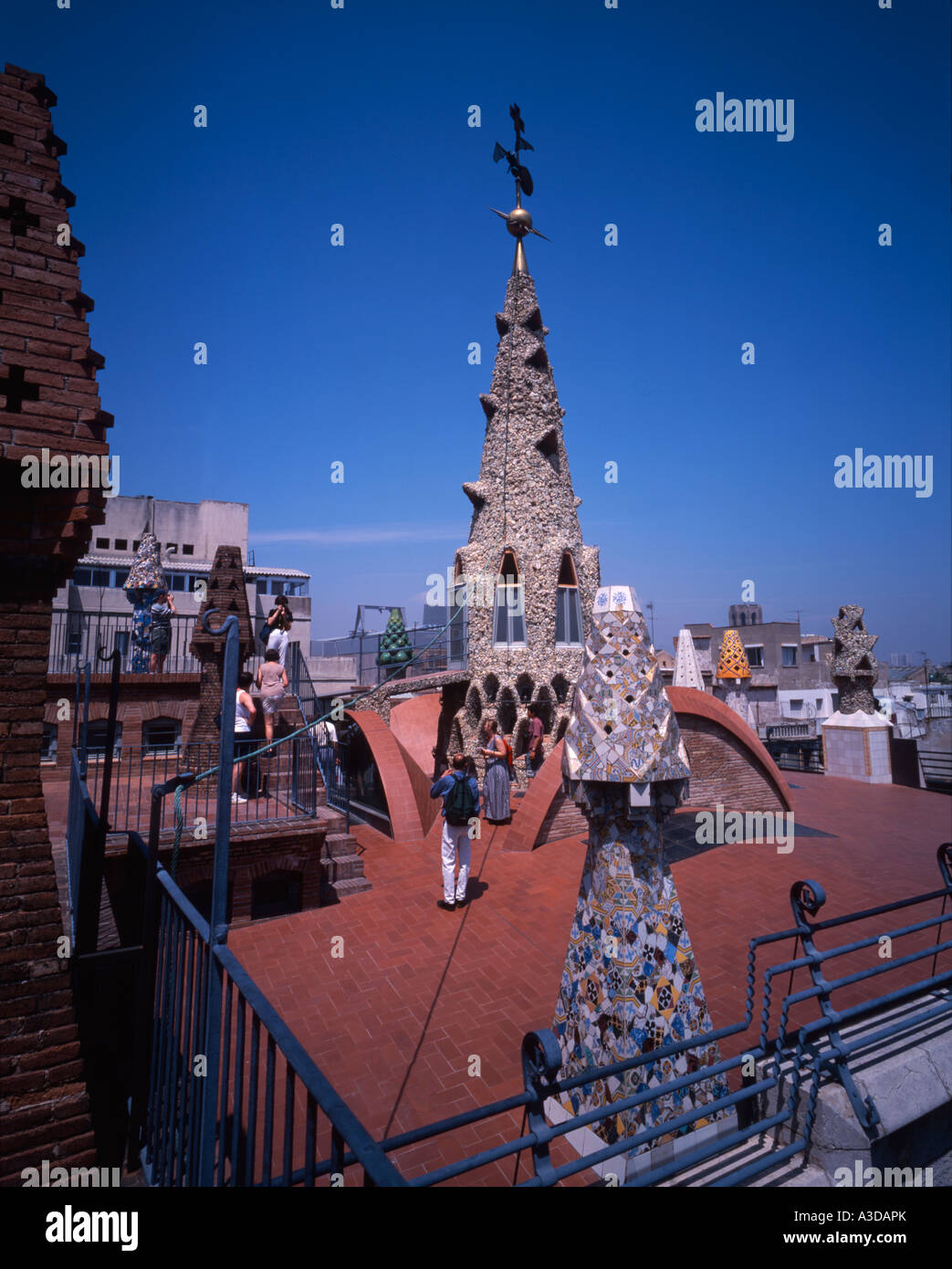 Cheminées sur le toit de Palau Guell par Antoni Gaudi Barcelone Espagne Banque D'Images