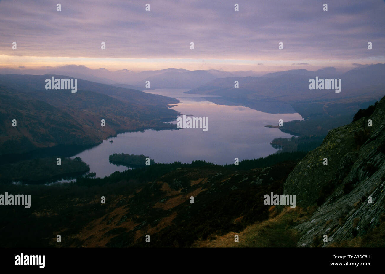 Vue sur le Loch Katrine du sommet du Ben A'un Banque D'Images