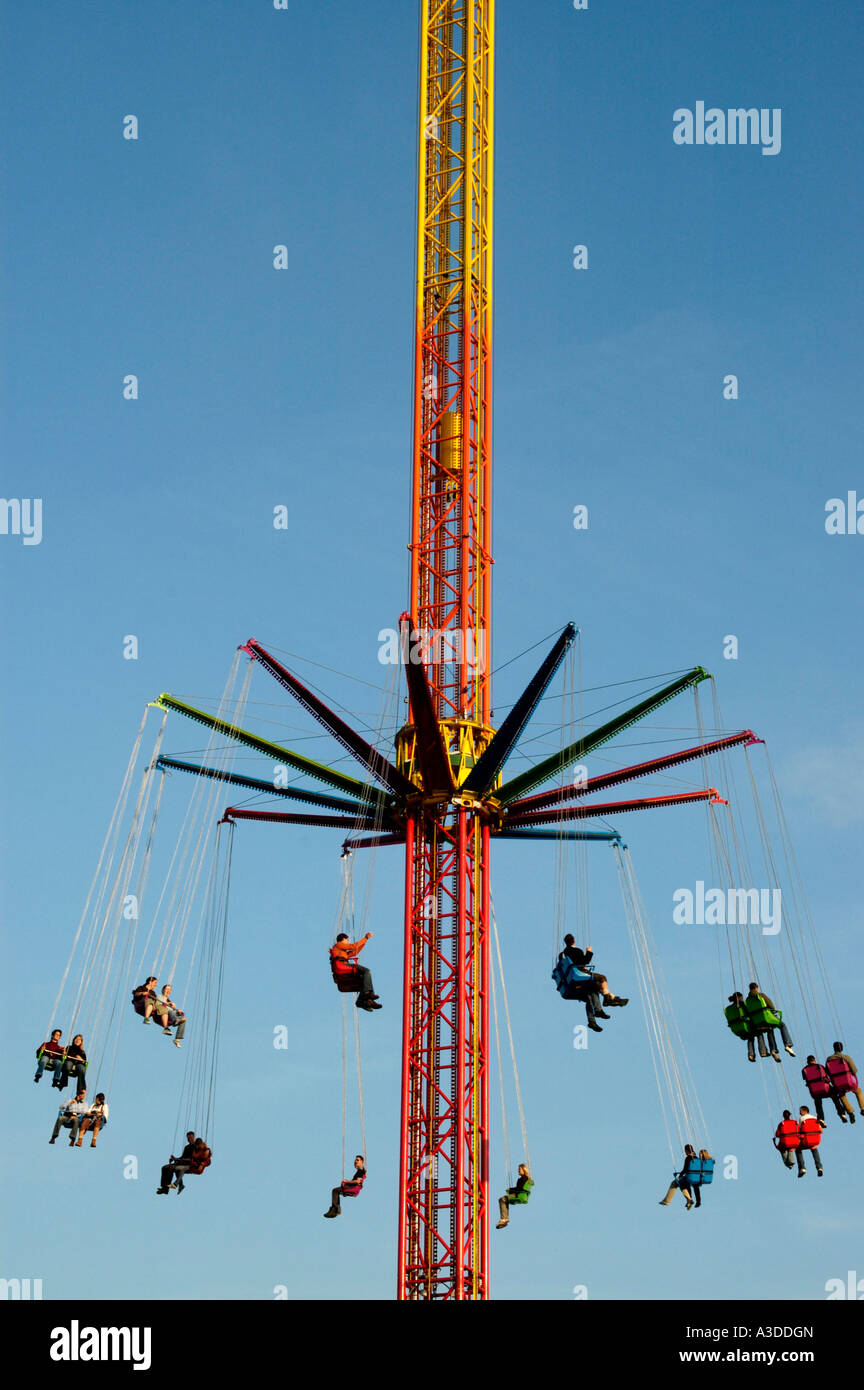 Personnes ont été descente de haut vol dans le ciel nouveau chairoplane Oktoberfest Munich Bavaria Allemagne Banque D'Images
