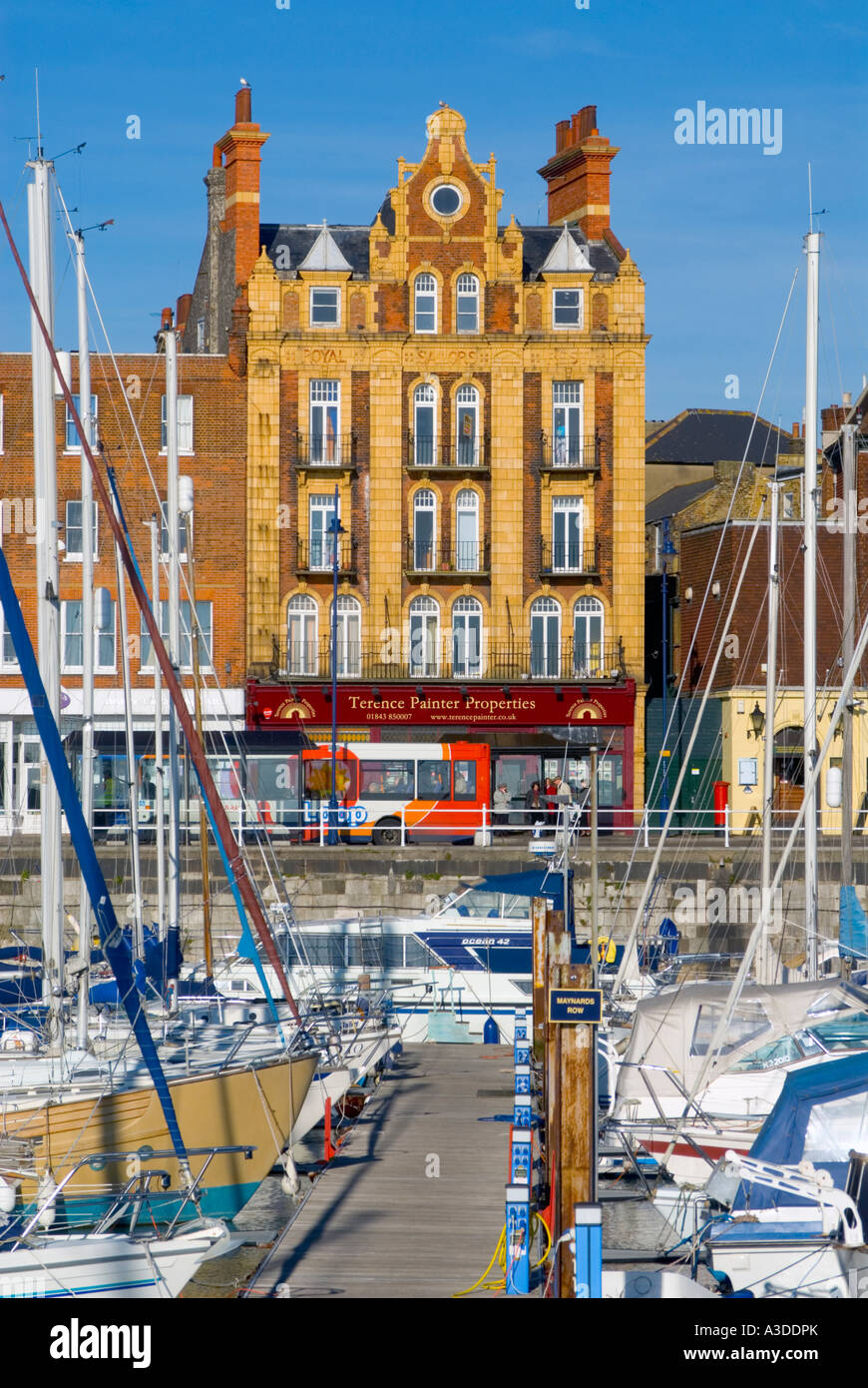 Les marins Royal reste. Un bâtiment Victorien donnant sur le port et la marina à Ramsgate, Kent Banque D'Images