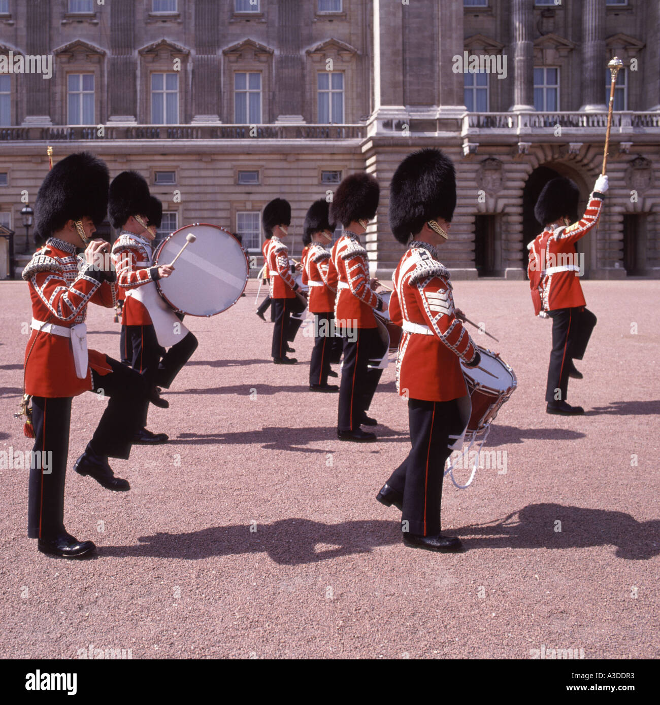 Événement touristique soldat britannique et musiciens du groupe des Grenadier Guards de Buckingham Palace pour changer guard cérémonie défilé Londres Angleterre Royaume-uni Banque D'Images
