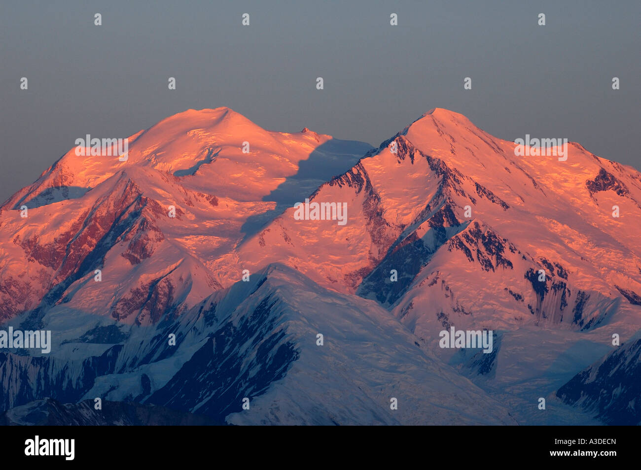 Lever du soleil sur le Mont McKinley , plus haut sommet des Amériques du Nord Parc national de Denali en Alaska USA Banque D'Images