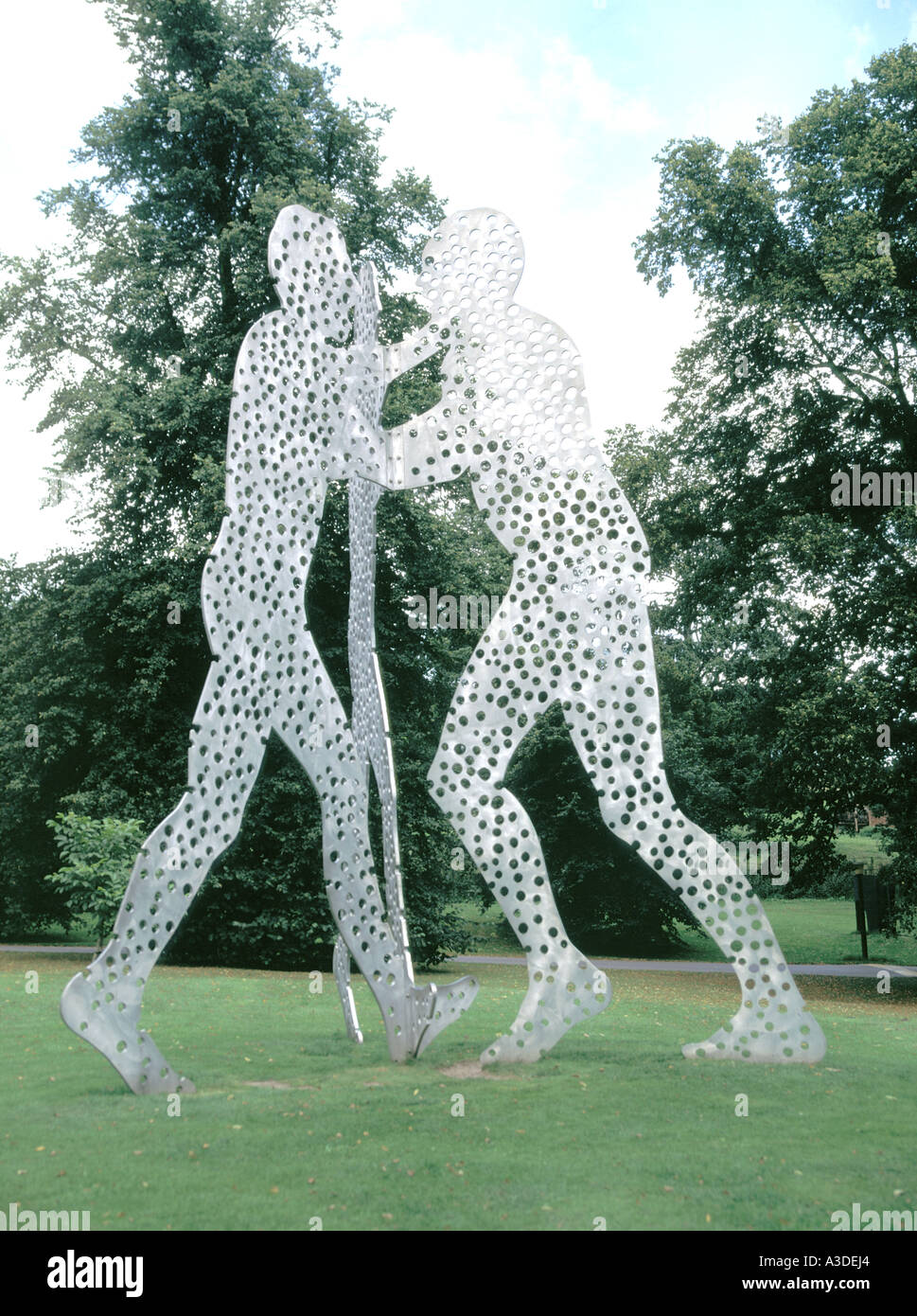 Molecule Man sculptures en aluminium Jonathan Borofsky sur exposition extérieure Yorkshire Sculpture Park & Art Gallery West Bretton, West Yorkshire, Angleterre Royaume-Uni Banque D'Images