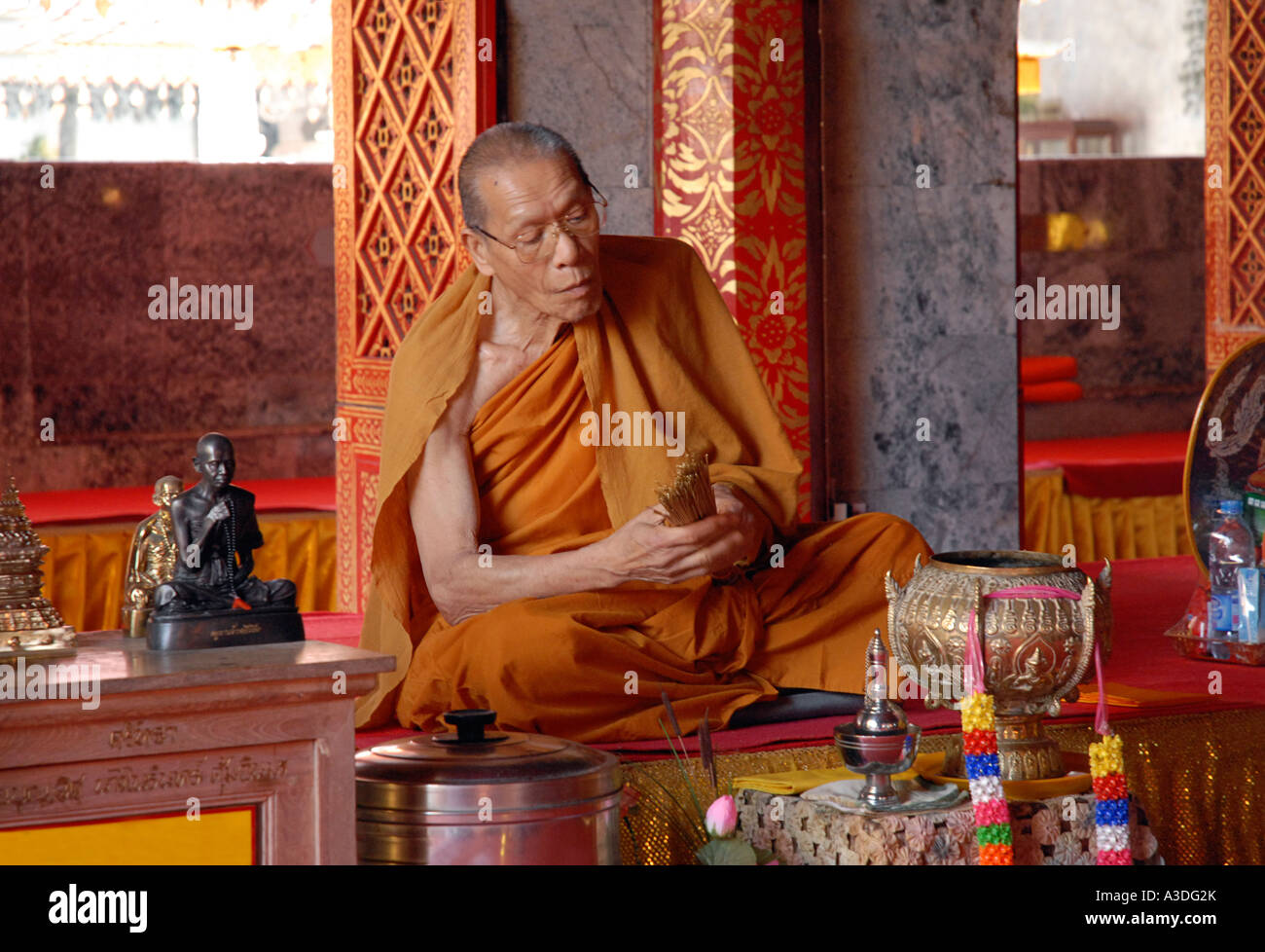 Moine bouddhiste robe safran au Wat Doi Suthep temple Chiang Mai Thaïlande Banque D'Images